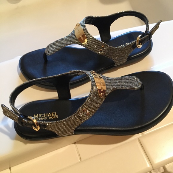 New Micheal Kors Plate Thong Sandals NWT 👠 - Picture 2 of 8